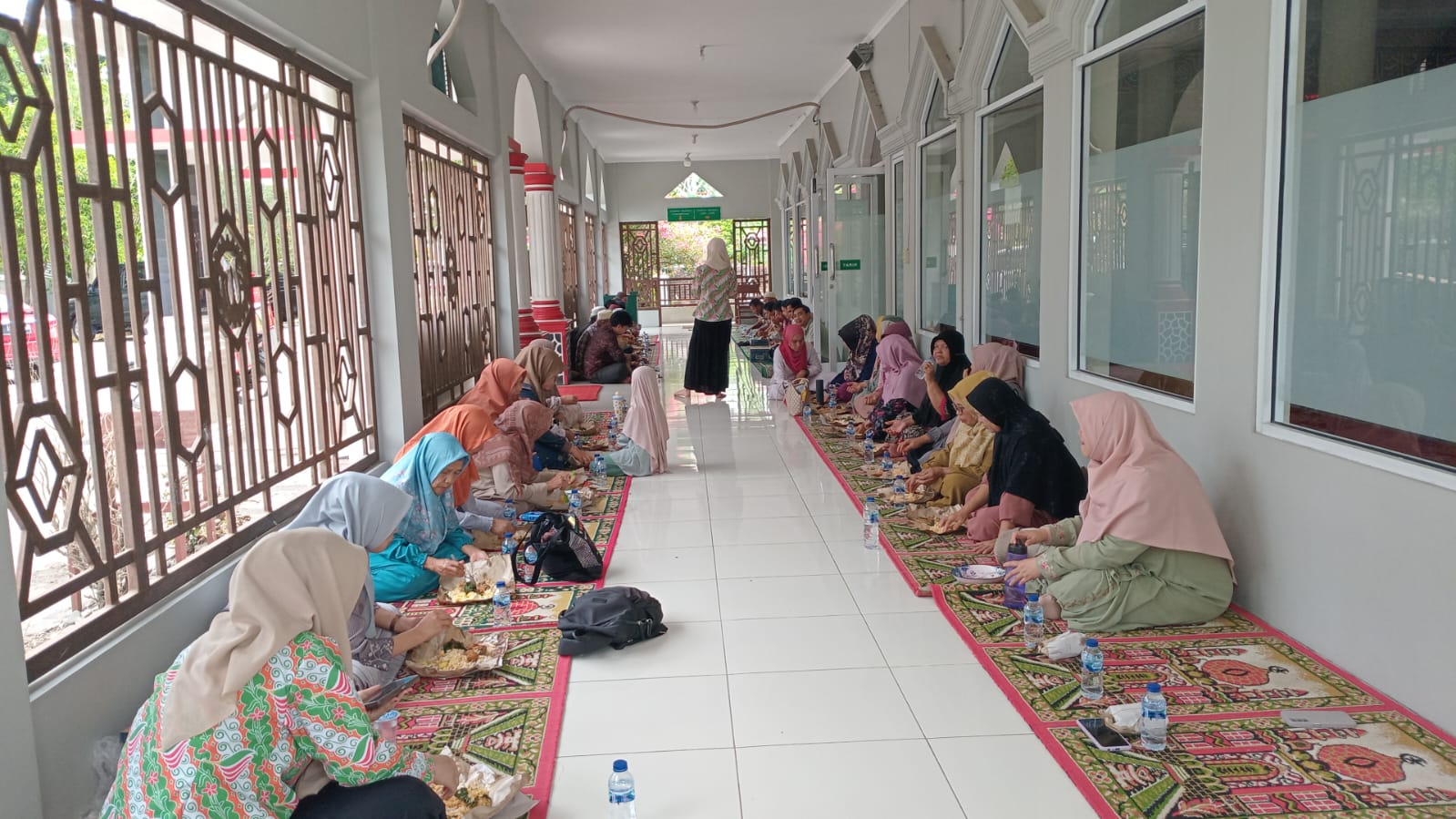 Makan siang bersama jamaah keberangkatan 31 Agustus – 11 September 2026, mempererat silaturahmi dan kebersamaan dalam persiapan menuju Baitullah bersama CMM. 💚🕋  CMM – Umrah Sehat, Aman, Nyaman, dan Barokah.